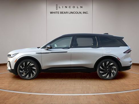 Used 2025 Lincoln Nautilus Reserve AWD/4WD image 8