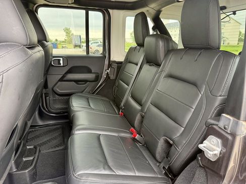 Used 2018 Jeep Wrangler Unlimited Sahara AWD/4WD image 12