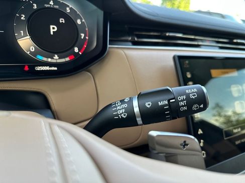 Used 2025 Land Rover Range Rover SE AWD/4WD image 18