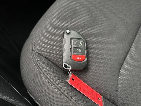 Used 2023 Jeep Gladiator Sport AWD/4WD image 28