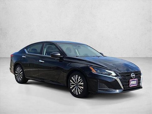 Used 2024 Nissan Altima 2.5 SV FWD image 3