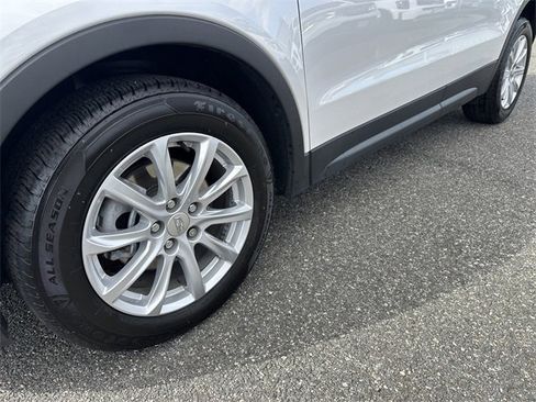 Used 2022 Cadillac XT4 Luxury w/ Cold Weather Package image 12