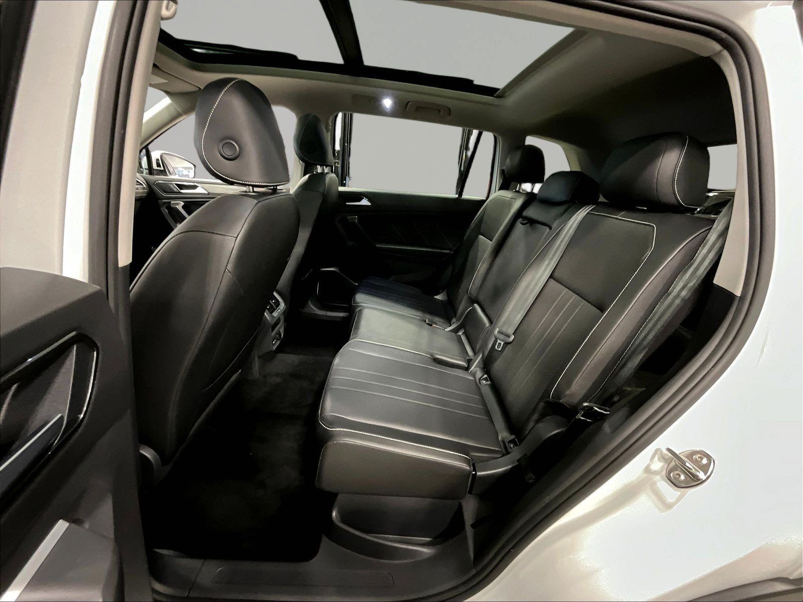 Used 2023 Volkswagen Tiguan SE w/ Panoramic Sunroof Package AWD/4WD image 21