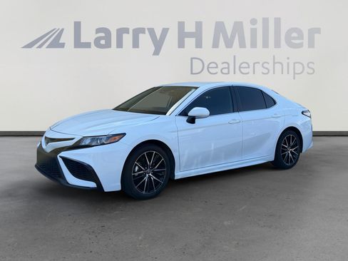 Used 2023 Toyota Camry SE FWD image 1