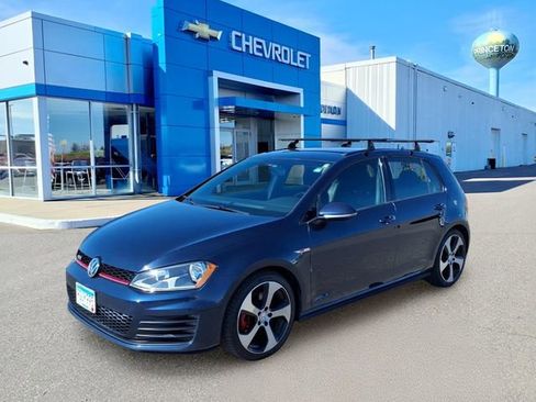 Used 2016 Volkswagen Golf S image 8
