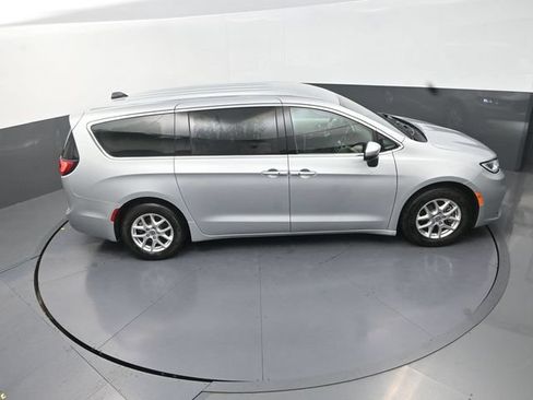 Used 2023 Chrysler Pacifica Touring-L FWD image 18