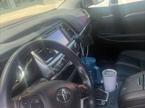Used 2019 Toyota Highlander SE image 2