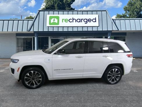 Used 2022 Jeep Grand Cherokee Overland w/ Luxury Tech Group IV AWD/4WD image 2