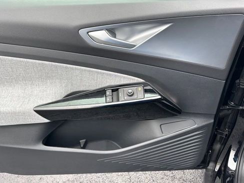 New 2025 Volkswagen ID.4 Pro image 18