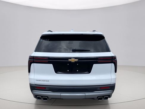 Used 2025 Chevrolet Traverse LT FWD image 3
