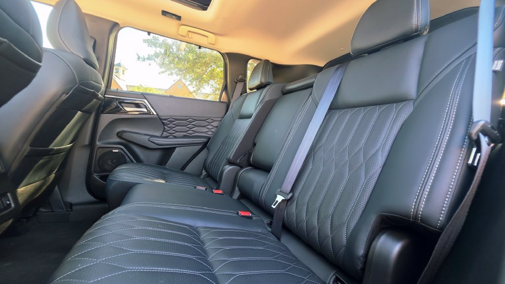 Used 2025 Mitsubishi Outlander AWD image 38