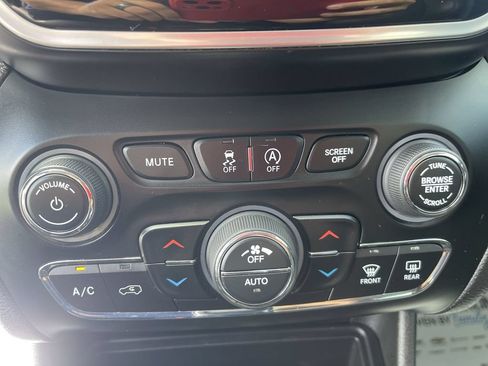 Used 2020 Jeep Cherokee Limited FWD image 22