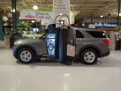 Used 2022 Ford Explorer XLT image 8