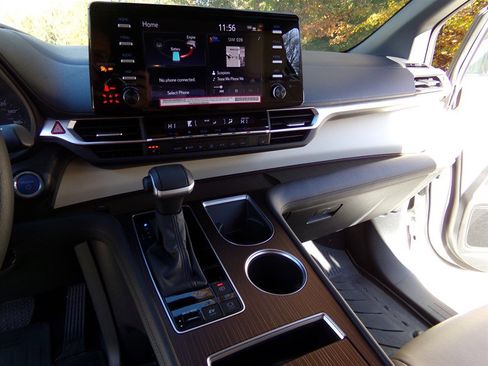 Used 2024 Toyota Sienna XLE image 36