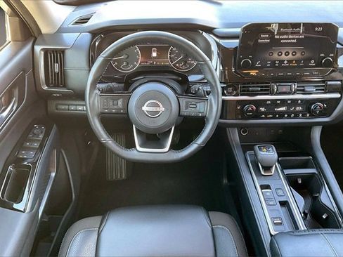 Certified 2025 Nissan Pathfinder SL image 5