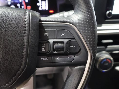 Used 2025 Toyota 4Runner SR5 AWD/4WD image 33