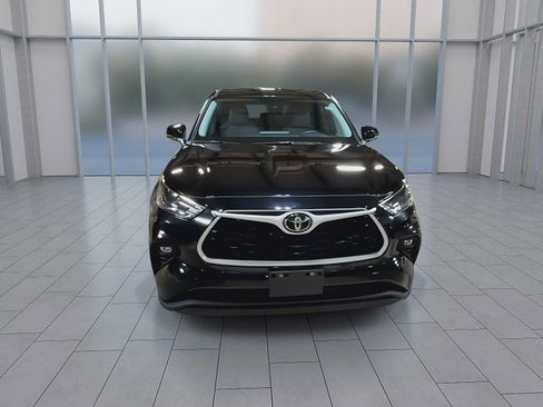 Used 2024 Toyota Highlander LE FWD image 3