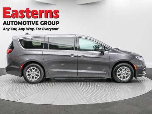 Used 2023 Chrysler Pacifica Touring-L FWD image 4