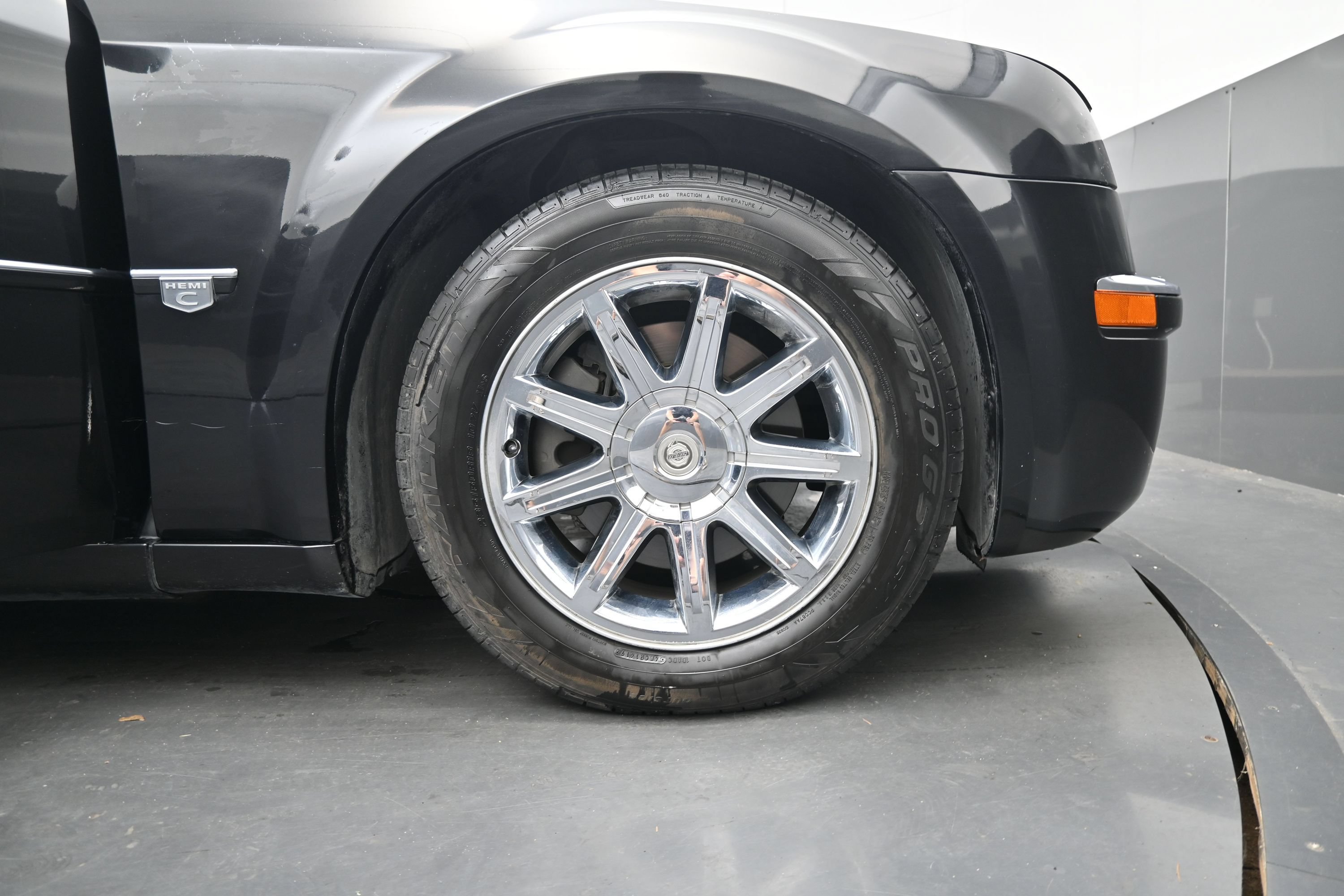 Used 2005 Chrysler 300 C w/ Navigation & Sound Group II RWD image 21