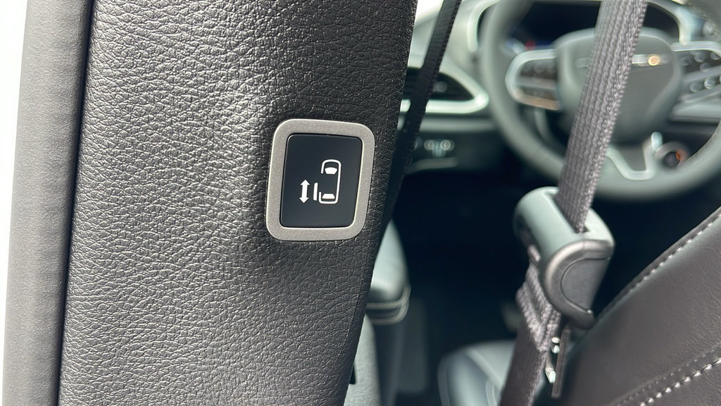 Used 2026 Chrysler Pacifica Select FWD image 14