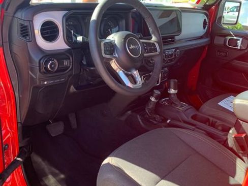 Used 2025 Jeep Wrangler Unlimited Sahara AWD/4WD image 20