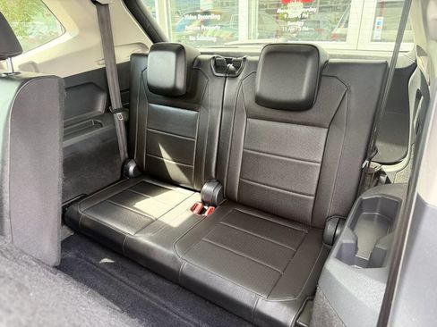 Used 2018 Volkswagen Tiguan SE w/ 18" Alloy Wheels Package FWD image 30