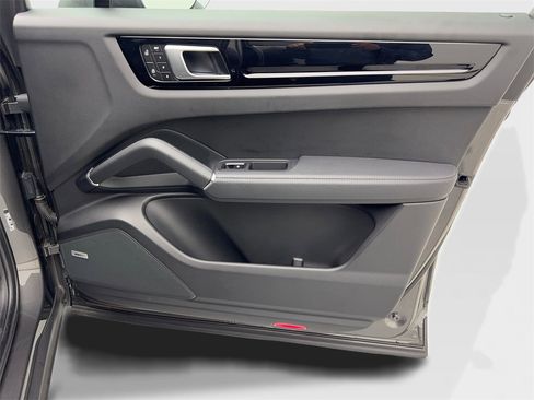 Used 2022 Porsche Cayenne image 47