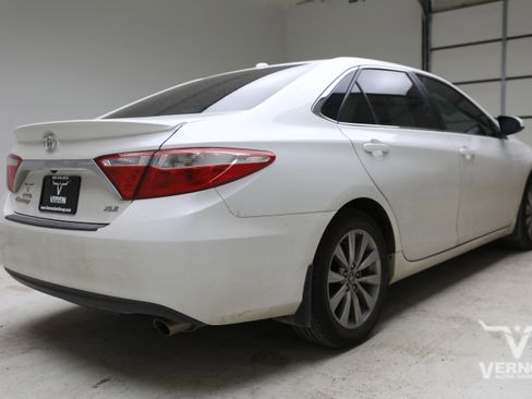 Used 2017 Toyota Camry XLE w/ Moonroof Package FWD image 4