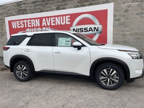 New 2025 Nissan Pathfinder SL image 3