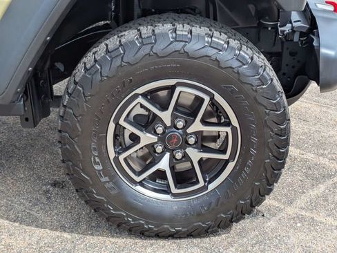 Used 2025 Jeep Wrangler Unlimited Rubicon w/ Convenience Group AWD/4WD image 11