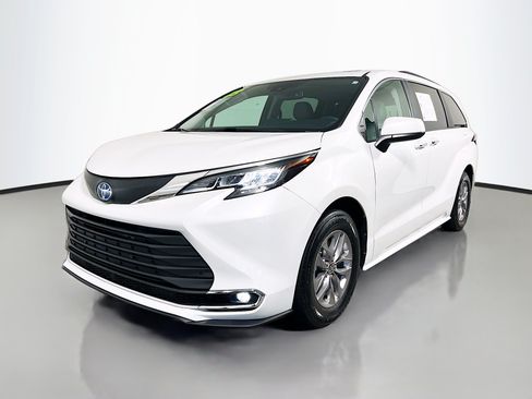 Used 2023 Toyota Sienna XLE FWD image 10