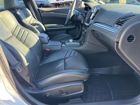 Used 2023 Chrysler 300 C image 23