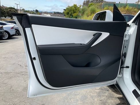 Used 2021 Tesla Model Y Long Range AWD/4WD image 26