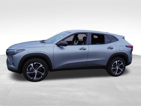 Certified 2025 Chevrolet Trax RS w/ Driver Confidence Package image 4