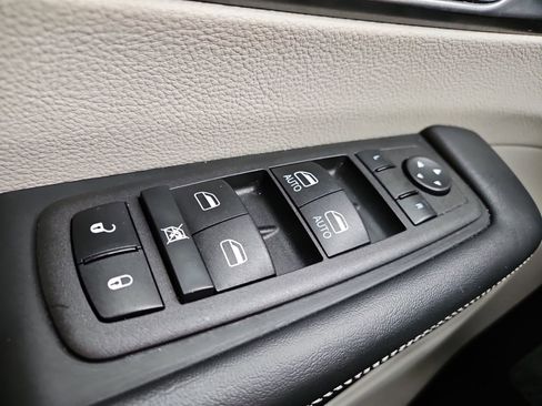Used 2024 Chrysler Pacifica Limited FWD image 22