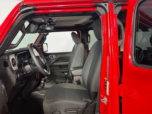 Used 2025 Jeep Wrangler Unlimited Sahara AWD/4WD image 21