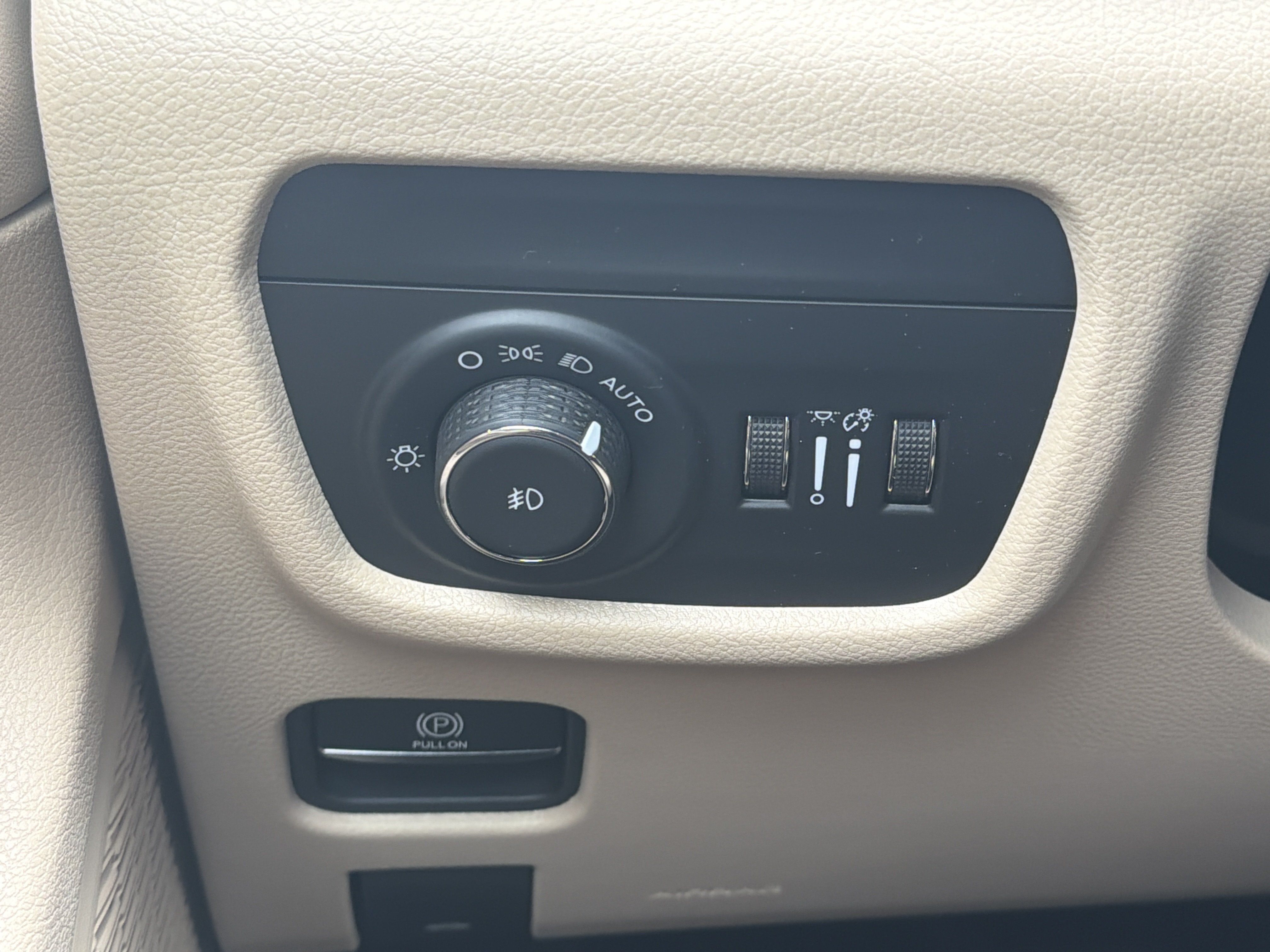 Used 2025 Jeep Grand Cherokee Limited RWD image 11