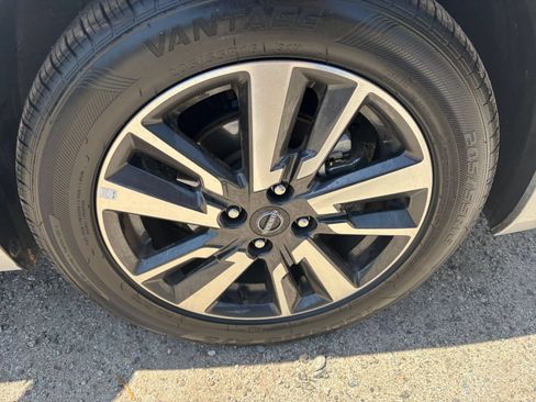 Used 2025 Nissan Versa SV FWD image 29
