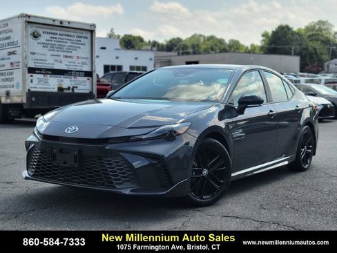 Used 2025 Toyota Camry SE image 1