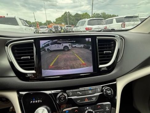 Used 2024 Chrysler Pacifica Touring-L FWD image 21
