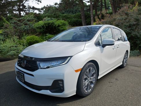 Used 2025 Honda Odyssey Touring image 3