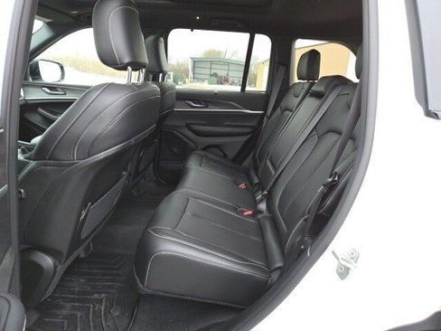 Used 2025 Jeep Grand Cherokee Limited w/ Luxury Tech Group II image 8