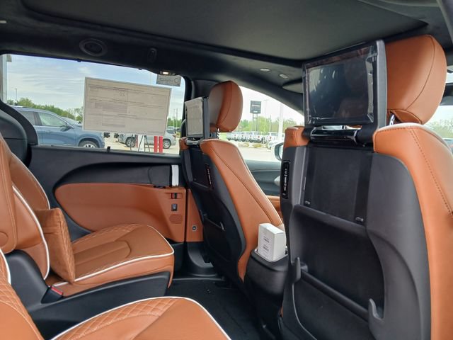 New 2026 Chrysler Pacifica Pinnacle AWD/4WD image 17
