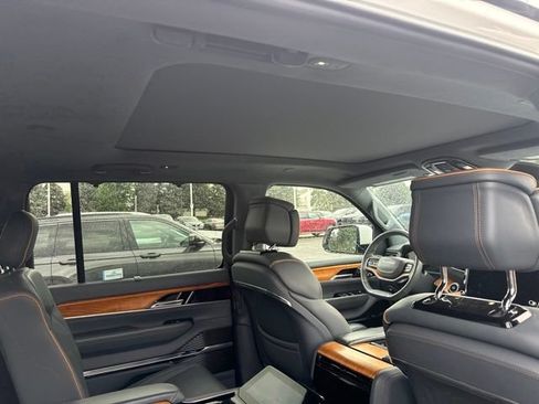 Used 2022 Jeep Grand Wagoneer Series II AWD/4WD image 9