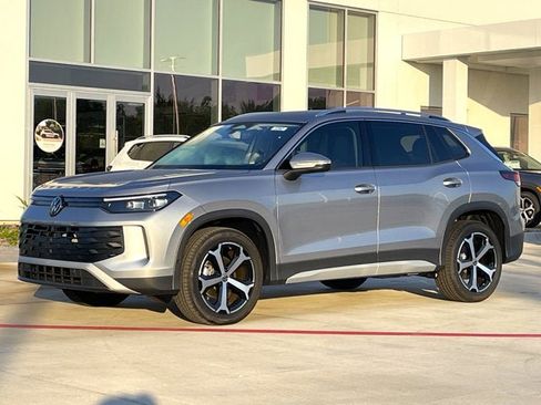 New 2025 Volkswagen Tiguan SE image 2