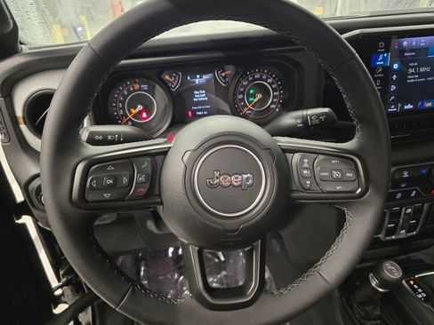Used 2025 Jeep Gladiator Sport AWD/4WD image 19