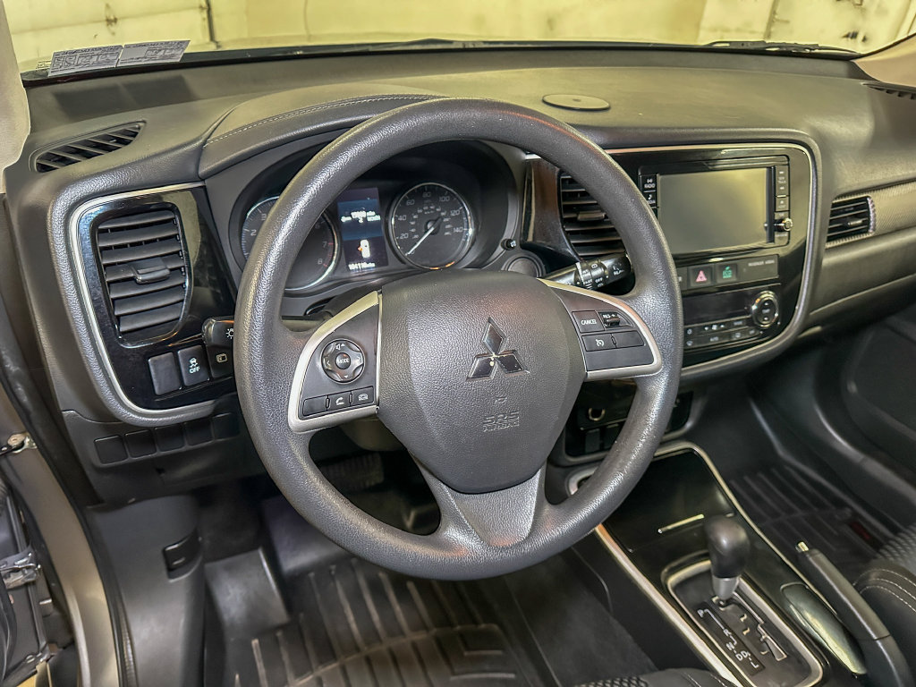 Used 2018 Mitsubishi Outlander AWD image 23