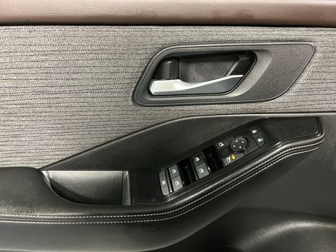 Used 2023 Nissan Rogue SV image 12