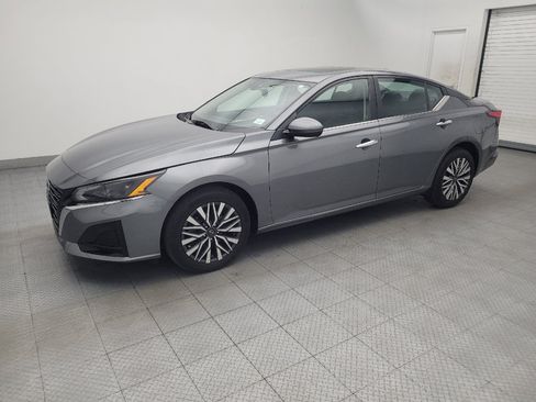 Used 2023 Nissan Altima 2.5 SV w/ SV Premium Package AWD/4WD image 2