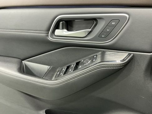 Used 2023 Nissan Rogue Platinum w/ Platinum Premium Package image 16